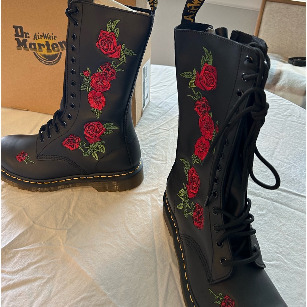 Size 9 1914 Vonda black Dr. Martins brand new inbox.